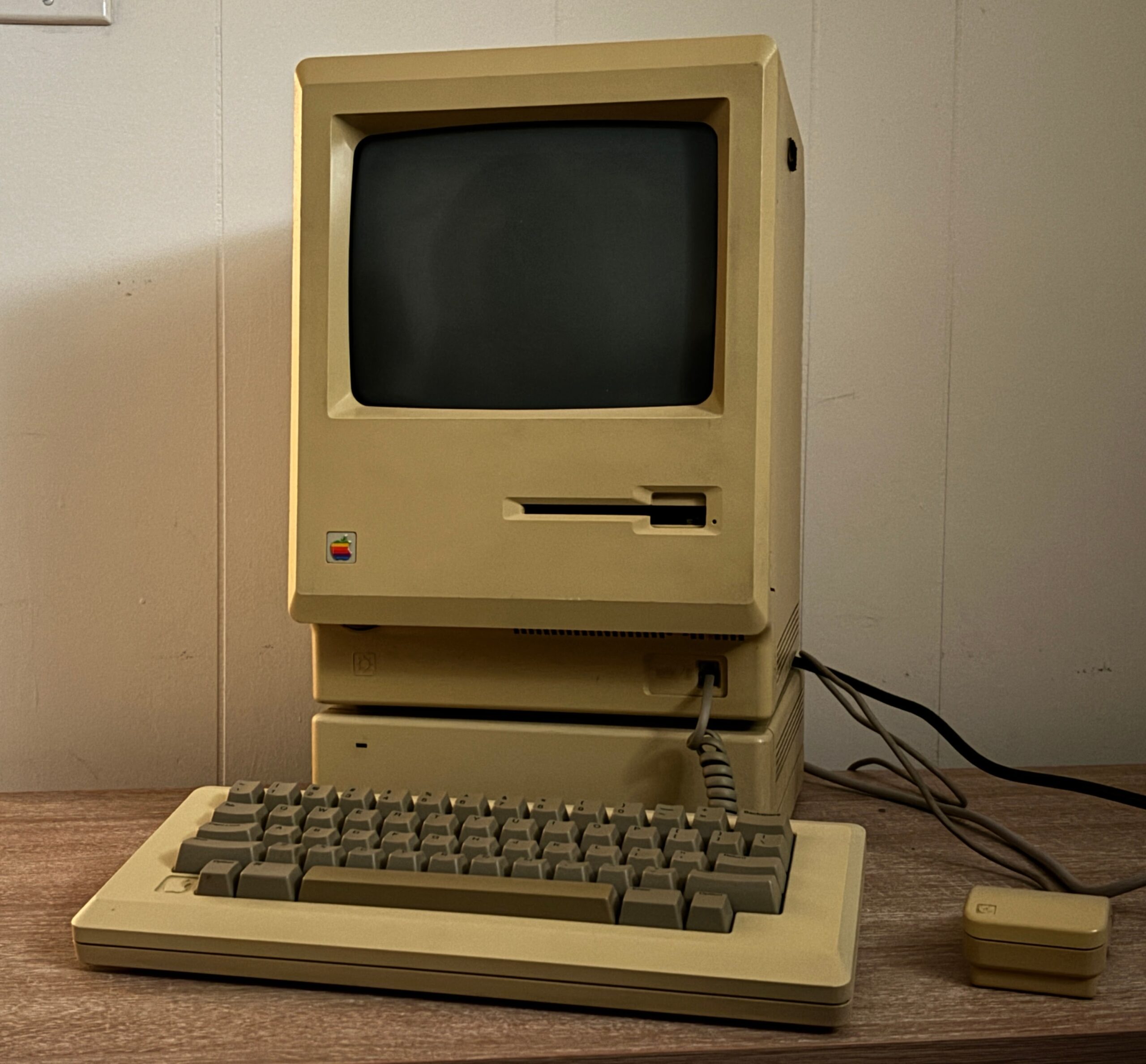 An Apple Macintosh 512K Enhanced computer, pictured with an Apple Hard Disk 20, keyboard, and mouse
